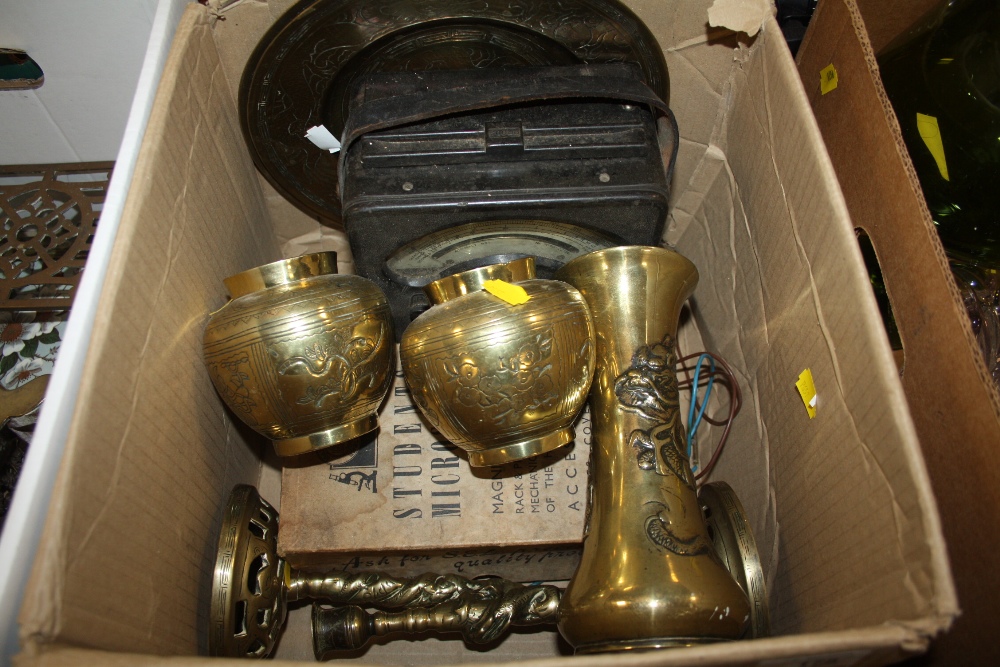 A BOX OF MOSTLY BRASSWARE TO INCLUDE A PAIR OF ORIENTAL BRASS VASES WITH CHARACTER MARKINGS TO BASE,