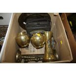A BOX OF MOSTLY BRASSWARE TO INCLUDE A PAIR OF ORIENTAL BRASS VASES WITH CHARACTER MARKINGS TO BASE,