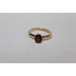 A HALLMARKED 9 CARAT GOLD GARNET TYPE RING, APPROX WEIGHT 3.9G, RING SIZE Q