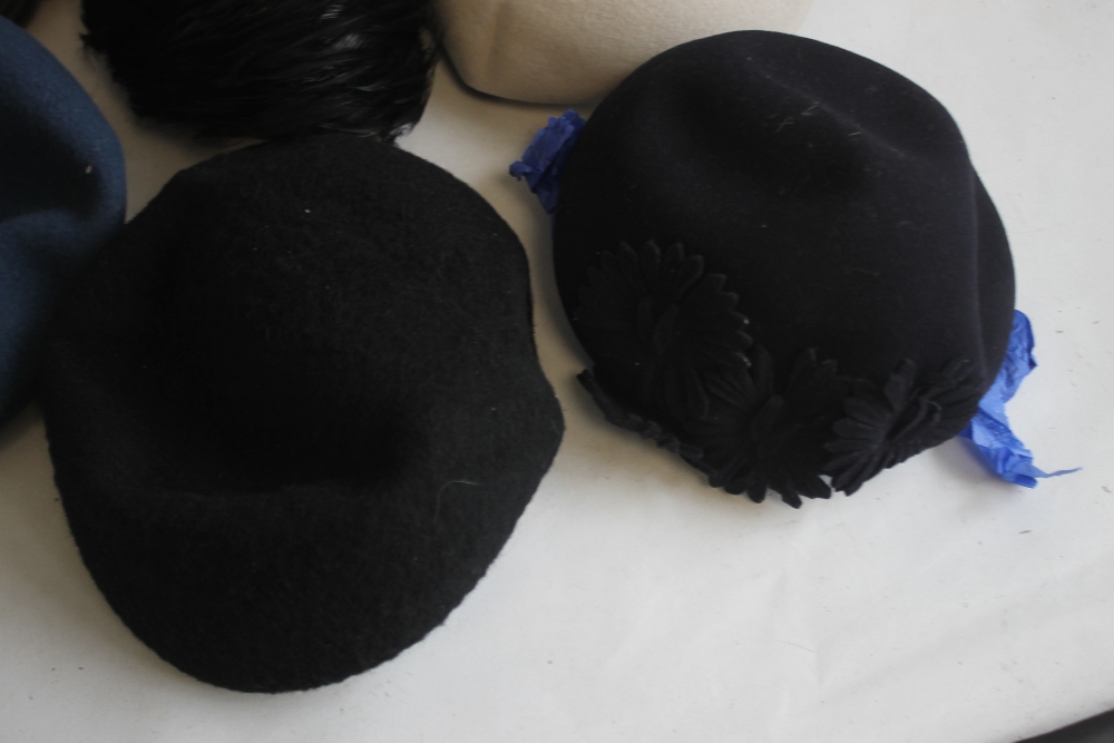 A SMALL QUANTITY OF PILLBOX STYLE HATS to include 'Headways by Albert', 'Marten' etc. and a Maugreen - Bild 5 aus 6