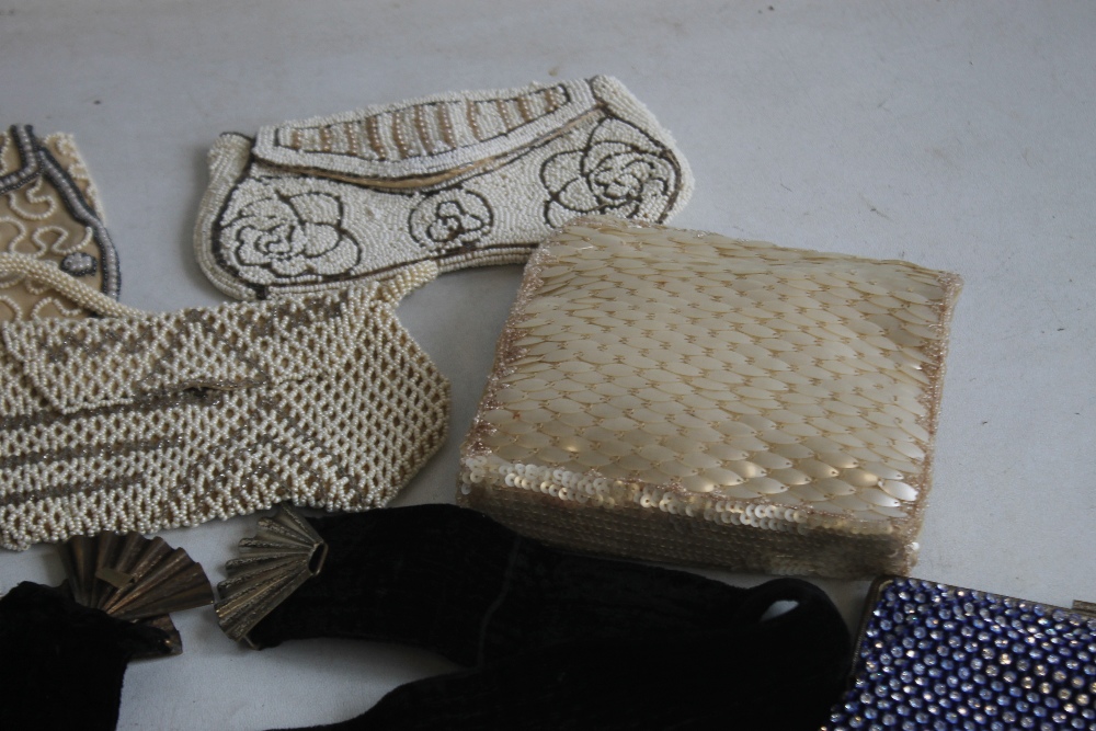 AN ASSORTMENT OF VINTAGE EVENING BAGS AND PURSES, to include bead examples (9) together with a - Bild 3 aus 5