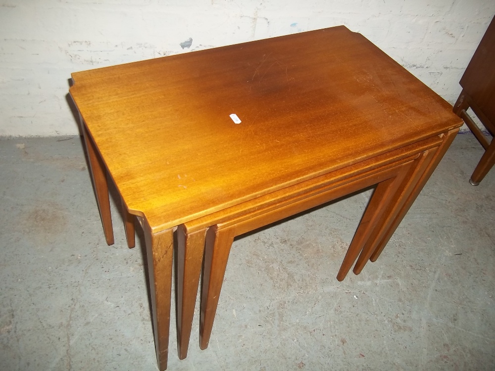 A SAPELE / MAHOGANY DISPLAY BOOKCASE WITH SLIDING GLASS DOORS AND A NEST OF TABLES - Image 4 of 4