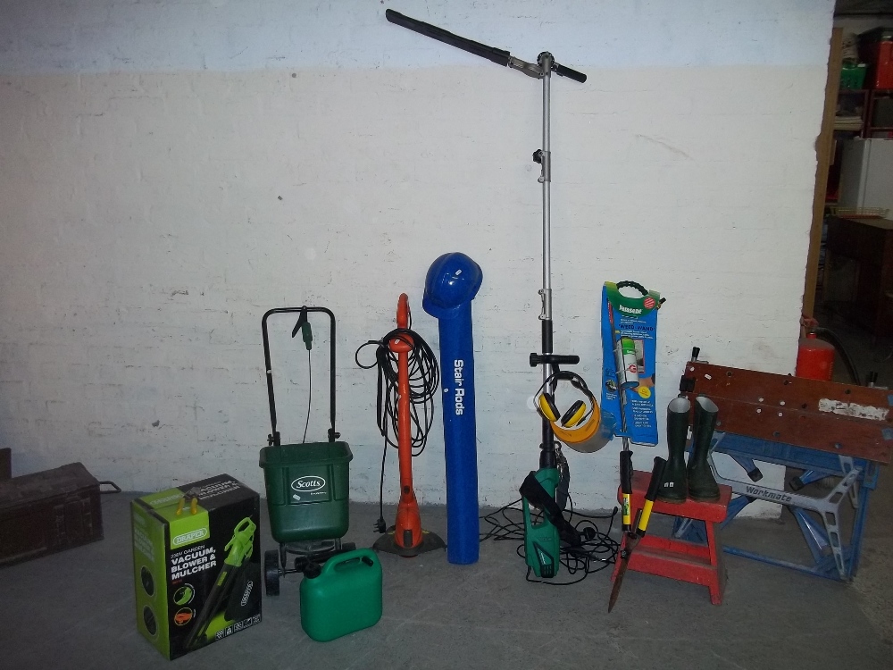 A COLLECTION OF GARDEN TOOLS INCLUDING BLACK & DECKER WORKMATE, A STRIMMER, AN EXTENDING HEDGE