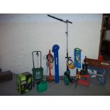 A COLLECTION OF GARDEN TOOLS INCLUDING BLACK & DECKER WORKMATE, A STRIMMER, AN EXTENDING HEDGE