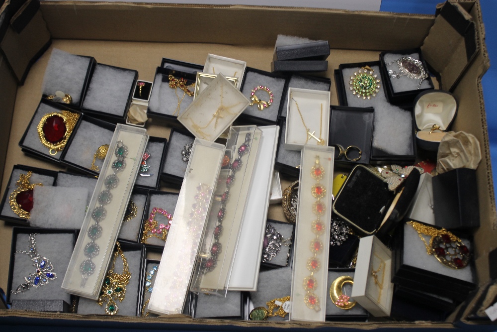 A TRAY OF COSTUME JEWELLERY to include necklaces, brooches etc. (Tray not included)