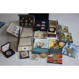 A COLLECTION OF MODERN PROOF AND COMMEMORATIVE COINS AND MEDALS, to include a 1984 proof set, a