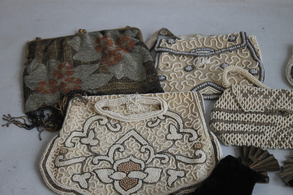 AN ASSORTMENT OF VINTAGE EVENING BAGS AND PURSES, to include bead examples (9) together with a - Bild 2 aus 5