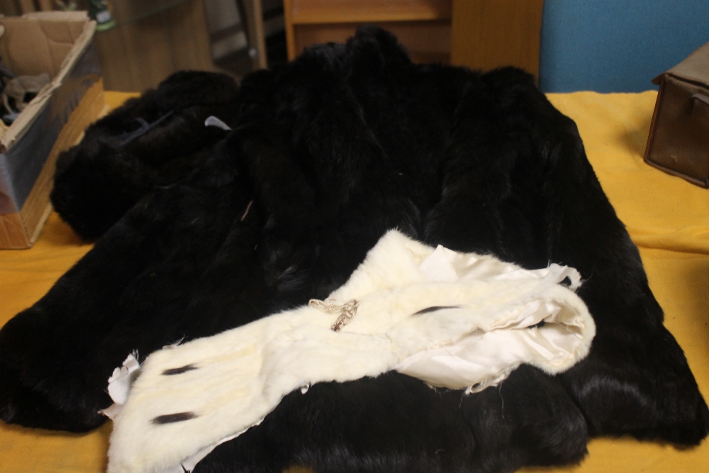 A FUR COAT SIZE 16 TOGETHER WITH A MATCHING FUR HAT AND A WHITE FUR COLLAR