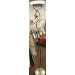 A MODERN STANDARD LAMP A/F TOGETHER WITH A WOODEN BIRD, H 187 CM