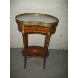 AN ORNATE INLAID KIDNEY SHAPED SIDE TABLE WITH A MARBLE TOP