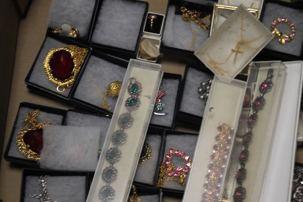 A TRAY OF COSTUME JEWELLERY to include necklaces, brooches etc. (Tray not included) - Image 2 of 4