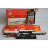 A 00 GAUGE COLLECTION INCLUDING "TRIANG HORNBY" BRITTANIA STEAM LOCOMOTIVE AND TENDER 4-6-2,