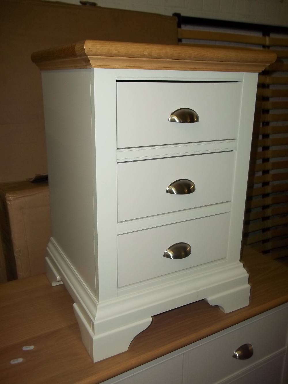 A FOUR DRAWER WIDE CHEST OF DRAWERS, TWO OVER TWO (AS NEW) AND A THREE DRAWER NARROW CHEST OF - Image 3 of 3