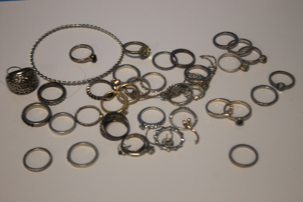 A QUANTITY OF WHITE METAL DRESS RINGS