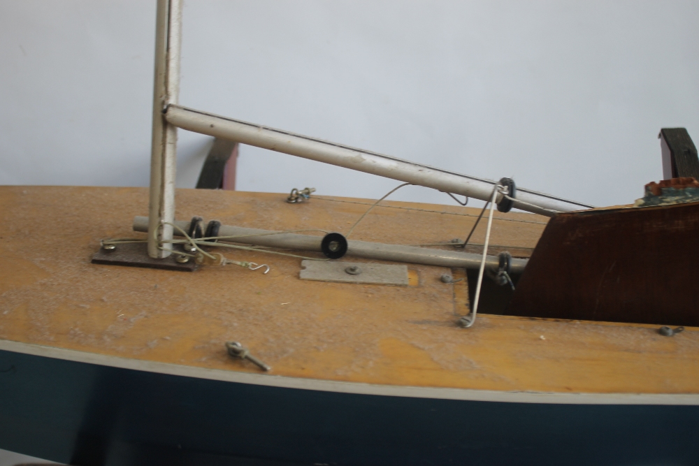 A PAIR OF VINTAGE FIBRE GLASS AND WOOD YACHTS AND STANDS, both 90 cm long - Image 6 of 7