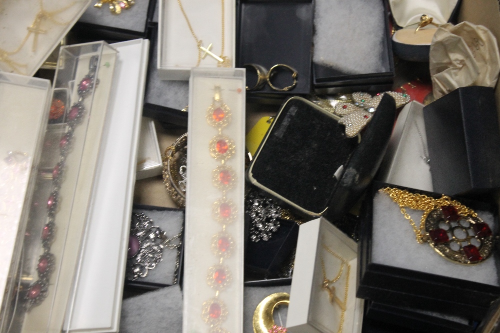 A TRAY OF COSTUME JEWELLERY to include necklaces, brooches etc. (Tray not included) - Image 3 of 4