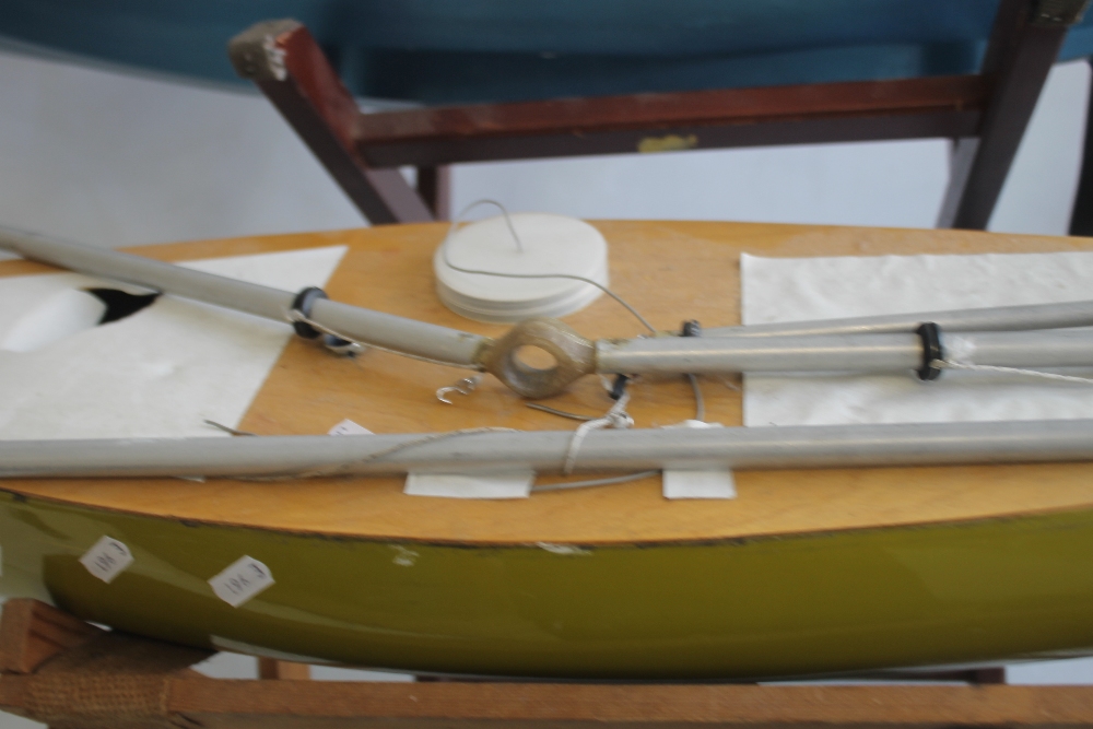 A PAIR OF VINTAGE FIBRE GLASS AND WOOD YACHTS AND STANDS, both 90 cm long - Image 3 of 7