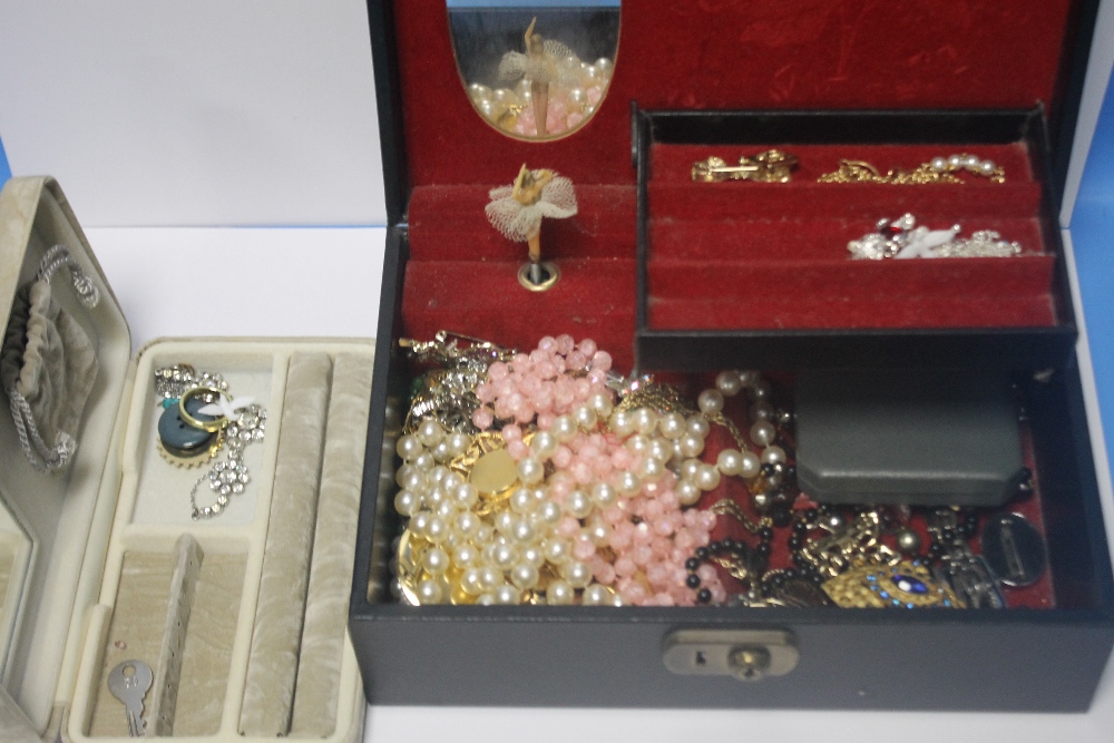 A QUANTITY OF COSTUME JEWELLERY