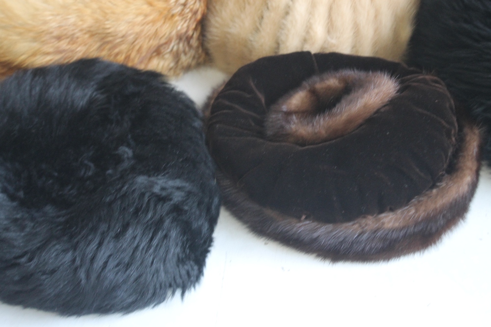 AN EDWARD MANN MINK TAILS HAT together with other fur and fur style hats (5) - Bild 5 aus 5
