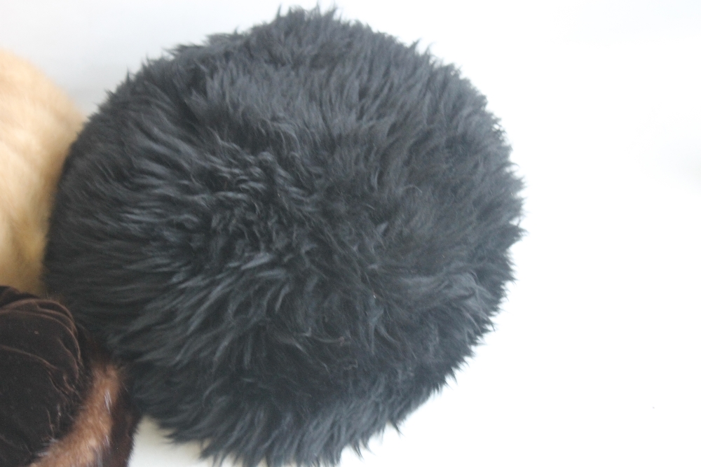 AN EDWARD MANN MINK TAILS HAT together with other fur and fur style hats (5) - Bild 2 aus 5