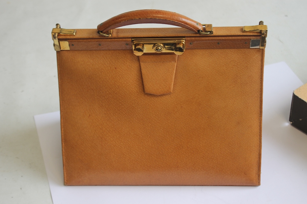 A VINTAGE LEATHER HANDBAG with metal clasps, no maker's labels together with a Katana of Paris - Bild 3 aus 4