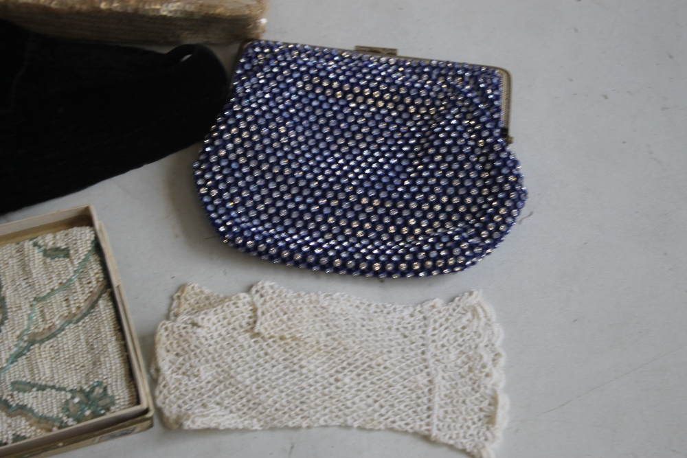 AN ASSORTMENT OF VINTAGE EVENING BAGS AND PURSES, to include bead examples (9) together with a - Bild 4 aus 5