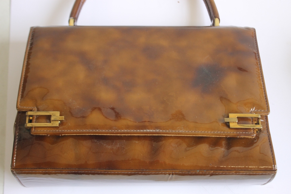 A VINTAGE LEATHER HANDBAG with metal clasps, no maker's labels together with a Katana of Paris - Bild 4 aus 4