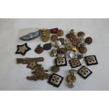 A QUANTITY OF MILITARY BADGES AND BUTTONS
