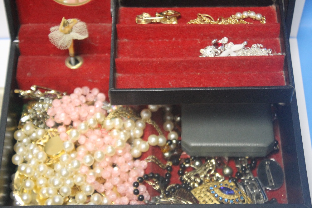 A QUANTITY OF COSTUME JEWELLERY - Image 2 of 3
