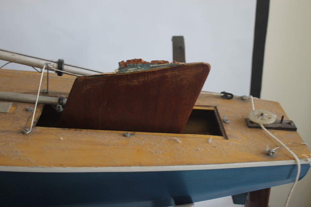 A PAIR OF VINTAGE FIBRE GLASS AND WOOD YACHTS AND STANDS, both 90 cm long - Image 7 of 7