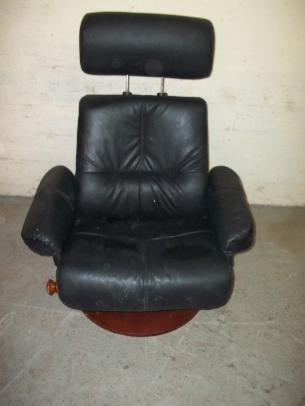 A LARGE BLACK LEATHER SWIVEL RECLINING CHAIR WITH ADJUSTABLE HEADREST - Image 3 of 4