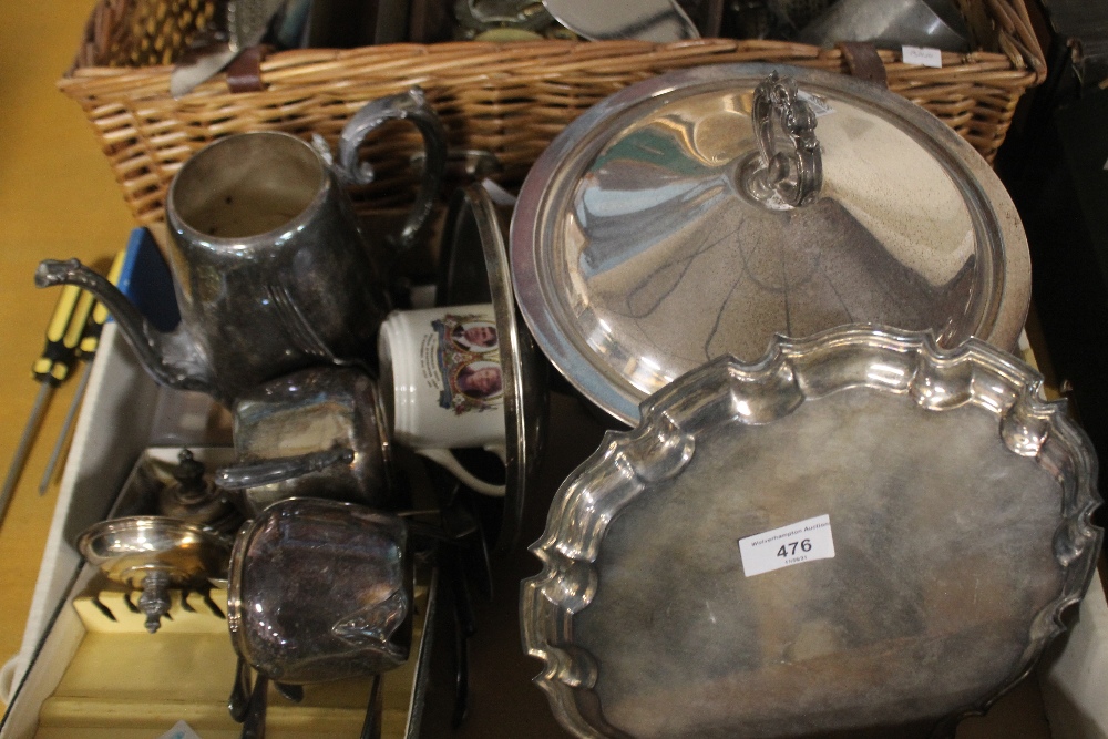 A BASKET AND A BOX OF METALWARE - Image 3 of 3