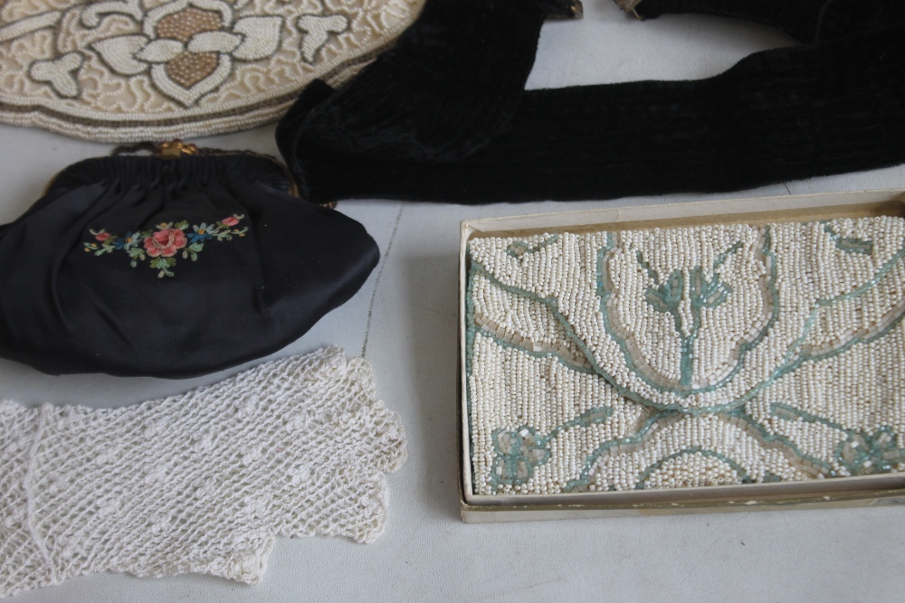 AN ASSORTMENT OF VINTAGE EVENING BAGS AND PURSES, to include bead examples (9) together with a - Bild 5 aus 5