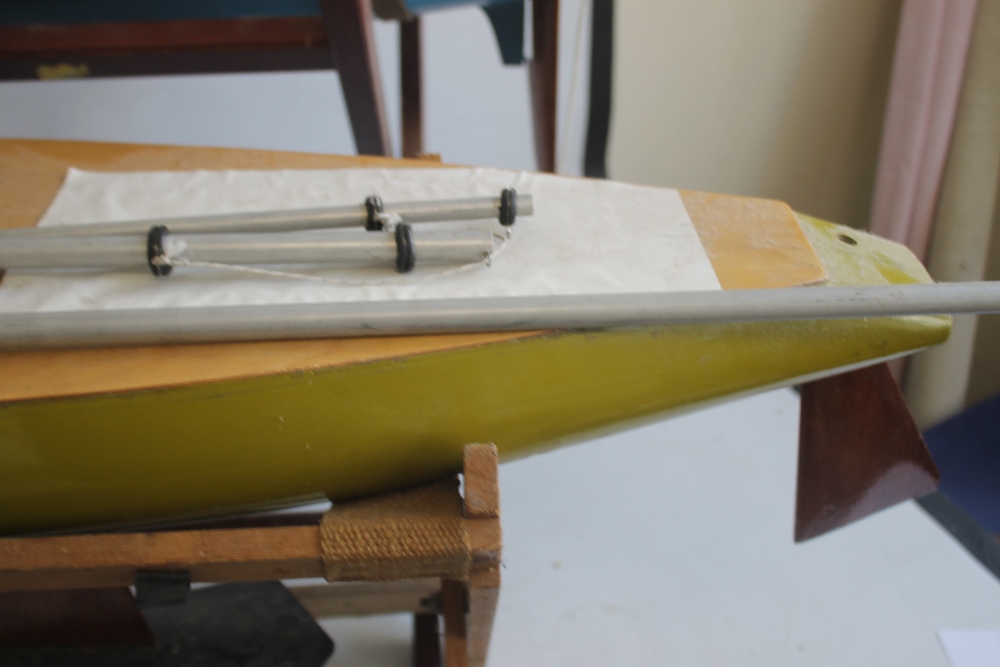 A PAIR OF VINTAGE FIBRE GLASS AND WOOD YACHTS AND STANDS, both 90 cm long - Image 2 of 7