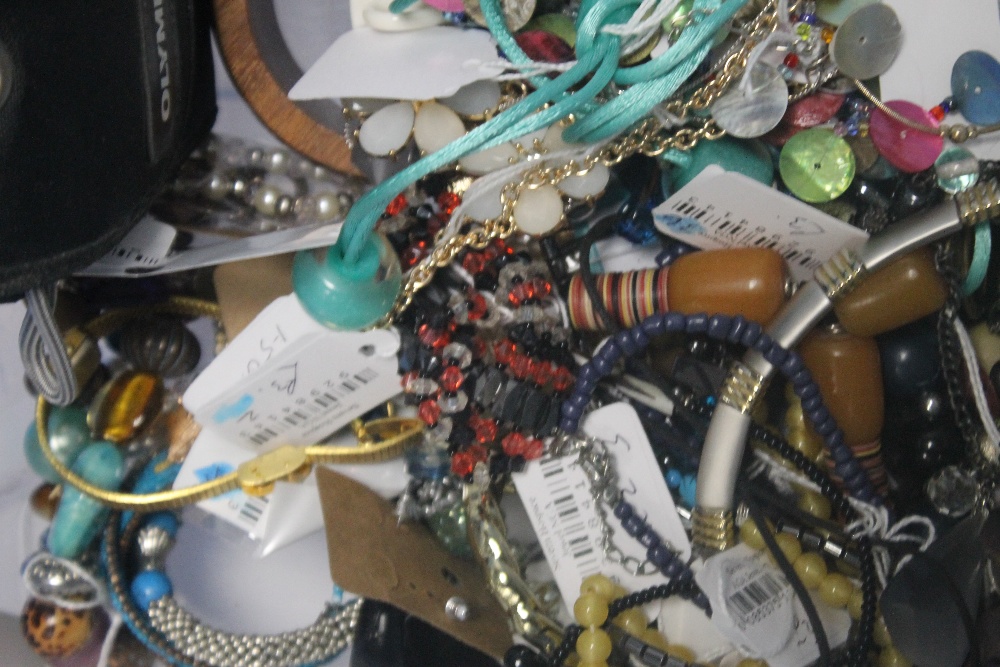 A TUB OF COSTUME JEWELLERY - Image 4 of 4