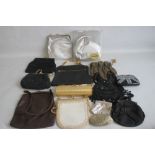 AN ASSORTMENT OF EVENING BAGS AND PURSES (14)