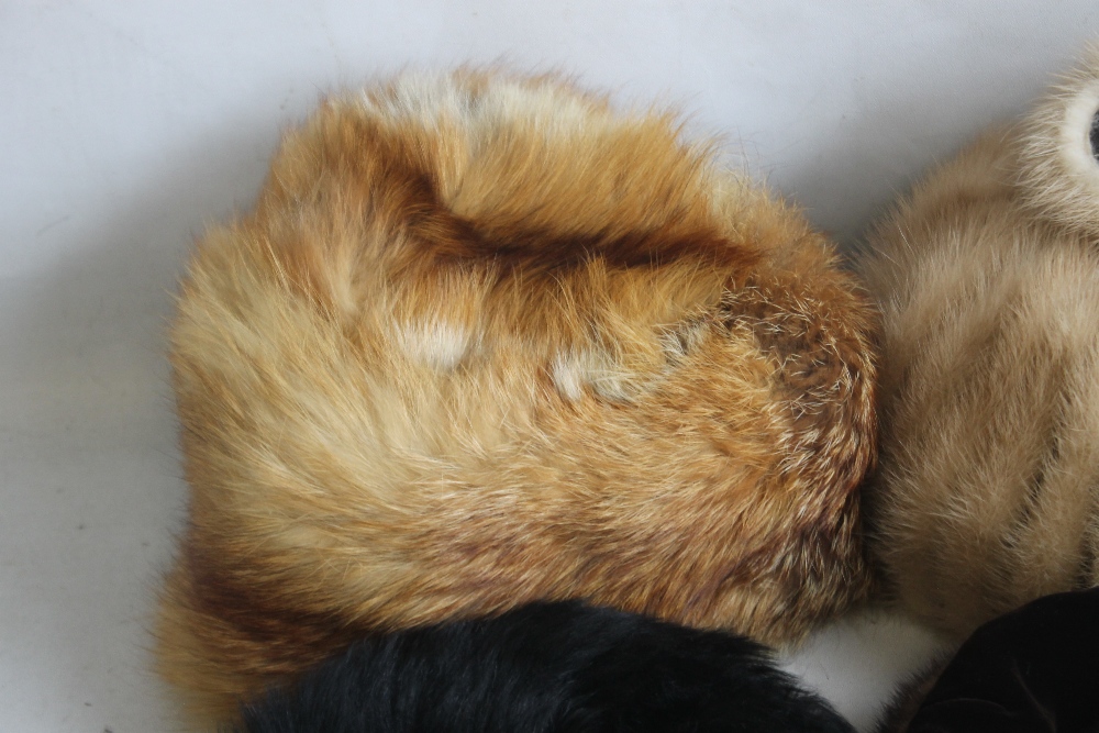 AN EDWARD MANN MINK TAILS HAT together with other fur and fur style hats (5) - Bild 4 aus 5