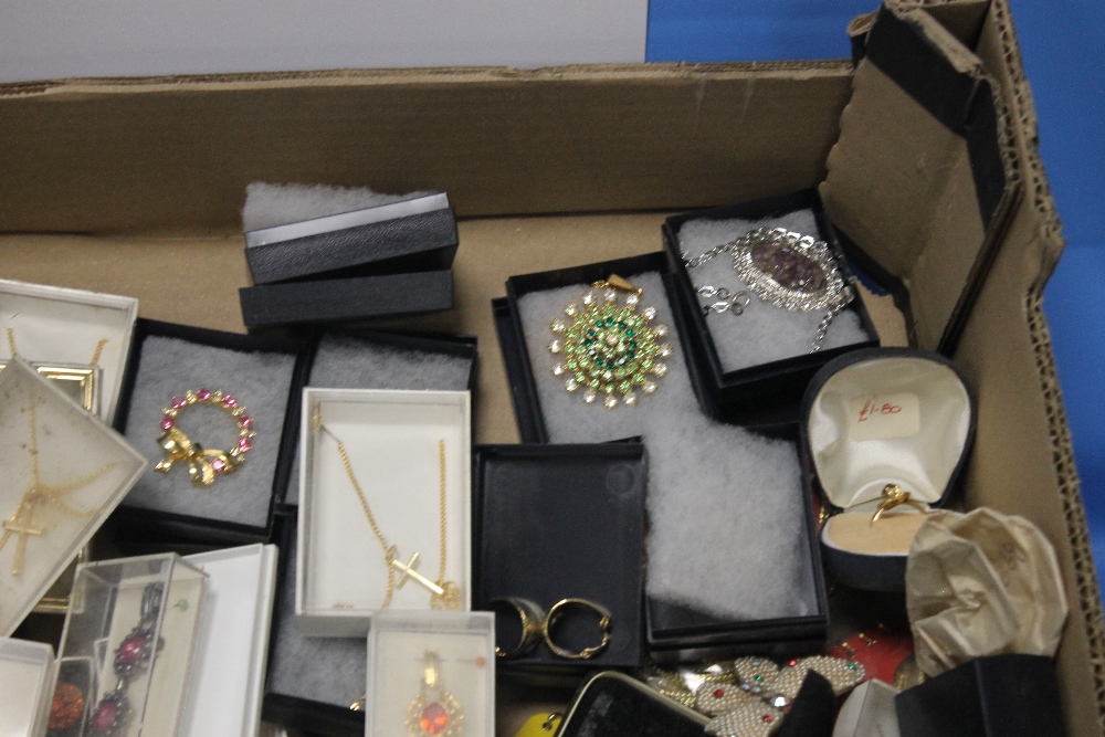 A TRAY OF COSTUME JEWELLERY to include necklaces, brooches etc. (Tray not included) - Image 4 of 4