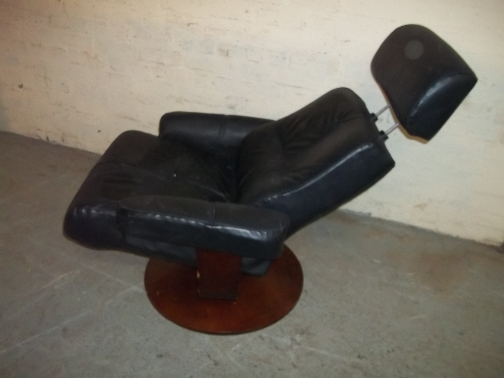 A LARGE BLACK LEATHER SWIVEL RECLINING CHAIR WITH ADJUSTABLE HEADREST - Image 4 of 4