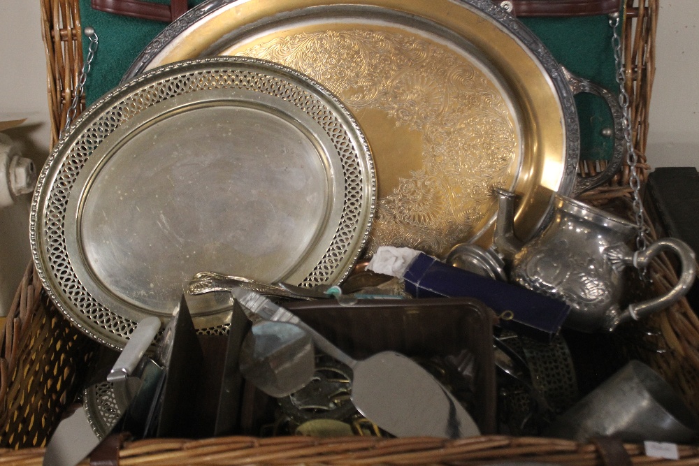 A BASKET AND A BOX OF METALWARE - Image 2 of 3