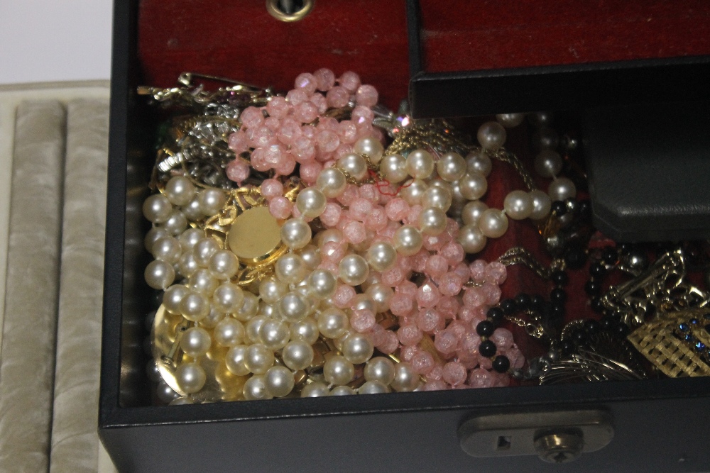 A QUANTITY OF COSTUME JEWELLERY - Image 3 of 3