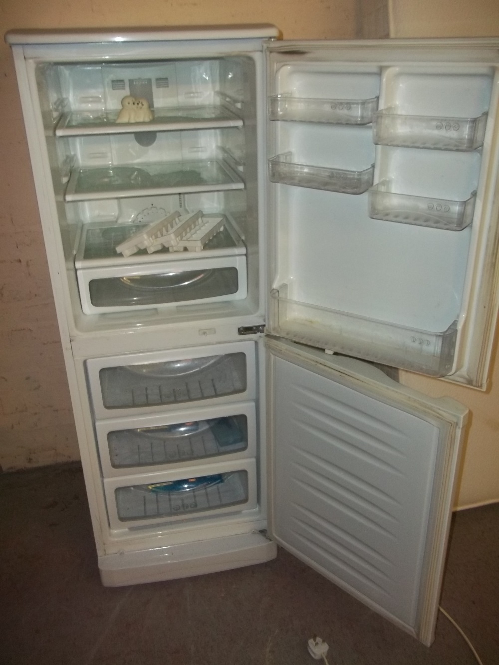 AN LG FRIDGE FREEZER - Image 2 of 2