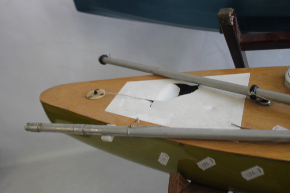 A PAIR OF VINTAGE FIBRE GLASS AND WOOD YACHTS AND STANDS, both 90 cm long - Image 4 of 7