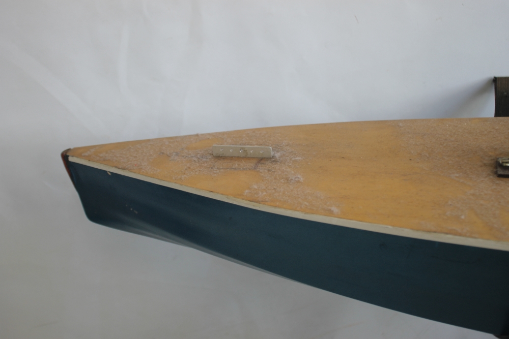A PAIR OF VINTAGE FIBRE GLASS AND WOOD YACHTS AND STANDS, both 90 cm long - Image 5 of 7