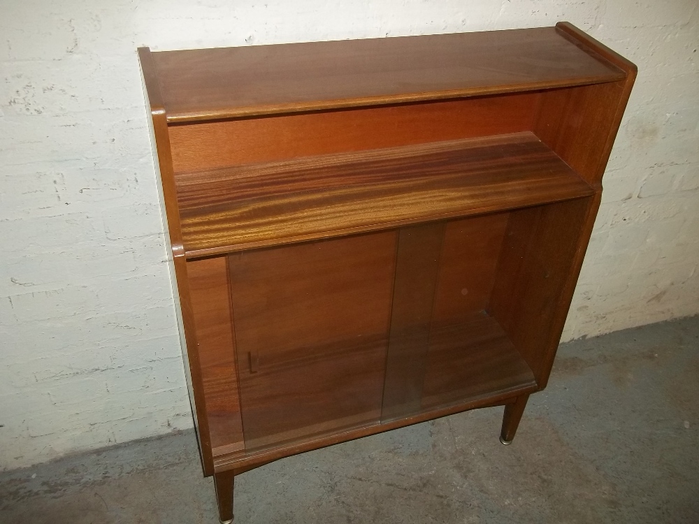 A SAPELE / MAHOGANY DISPLAY BOOKCASE WITH SLIDING GLASS DOORS AND A NEST OF TABLES - Image 2 of 4