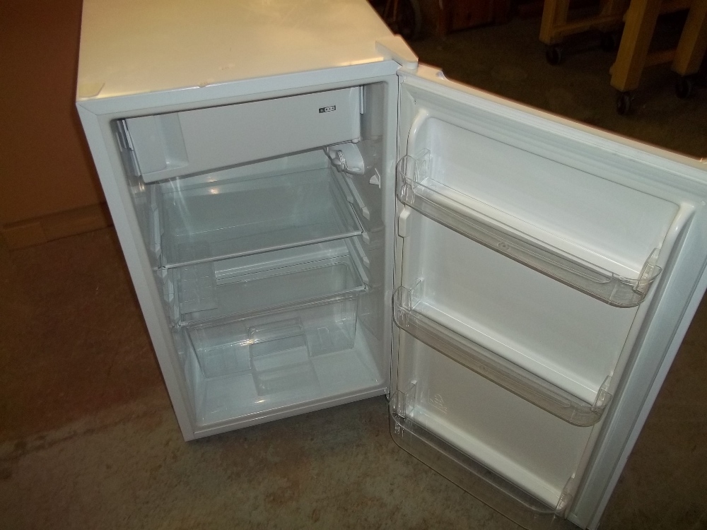 A CURRYS ESSENTIAL UNDERCOUNTER FRIDGE - Image 2 of 2