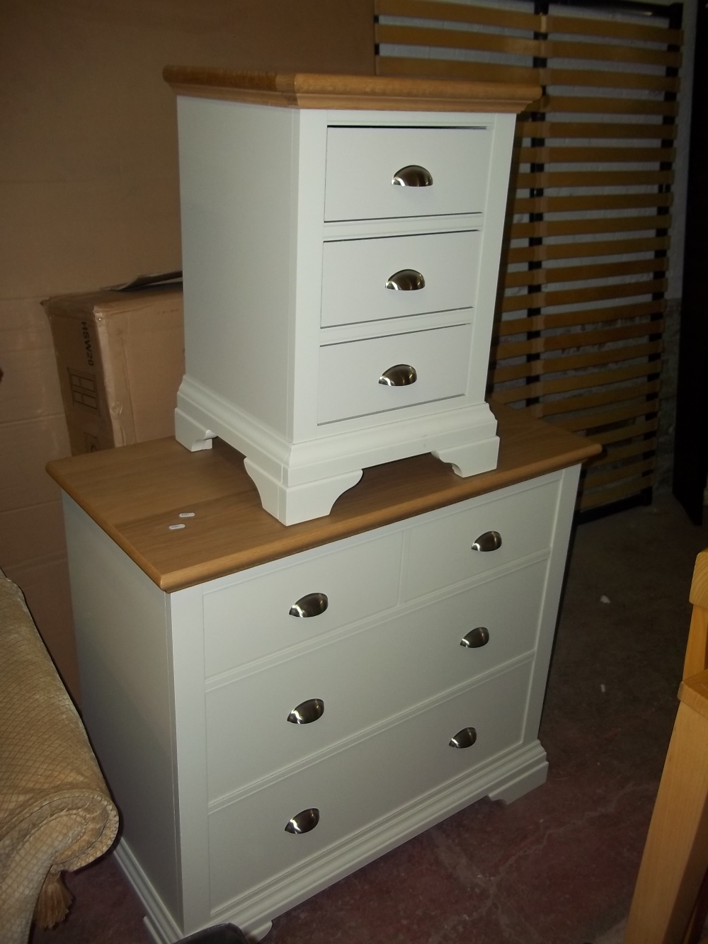 A FOUR DRAWER WIDE CHEST OF DRAWERS, TWO OVER TWO (AS NEW) AND A THREE DRAWER NARROW CHEST OF