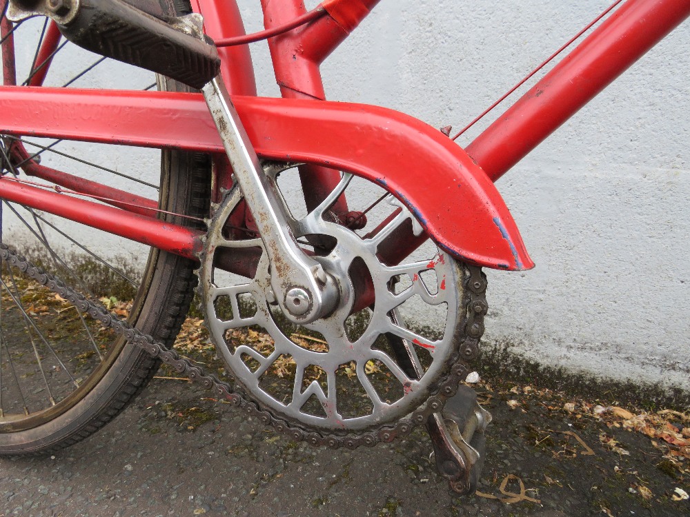 A VINTAGE 1950s THREE SPEED TRIUMPH LADIES BICYCLE PAINTED RED - Image 5 of 8