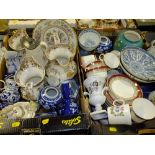 A QUANTITY OF VINTAGE AND MODERN CERAMICS TO INCLUDE BLUE AND WHITE EXAMPLES