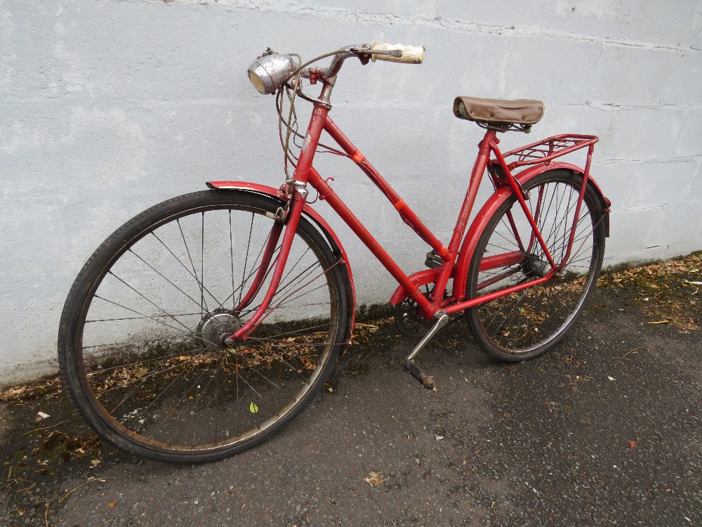 A VINTAGE 1950s THREE SPEED TRIUMPH LADIES BICYCLE PAINTED RED - Image 2 of 8